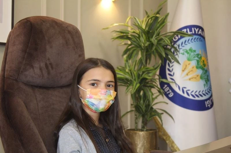 Başkan Coşar makamı çocuklara devretti
