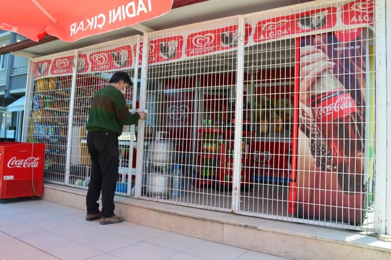 Hırsızlar girdiği bakkalda soygun yapamayınca kepenkleri kilitleyip gitti
