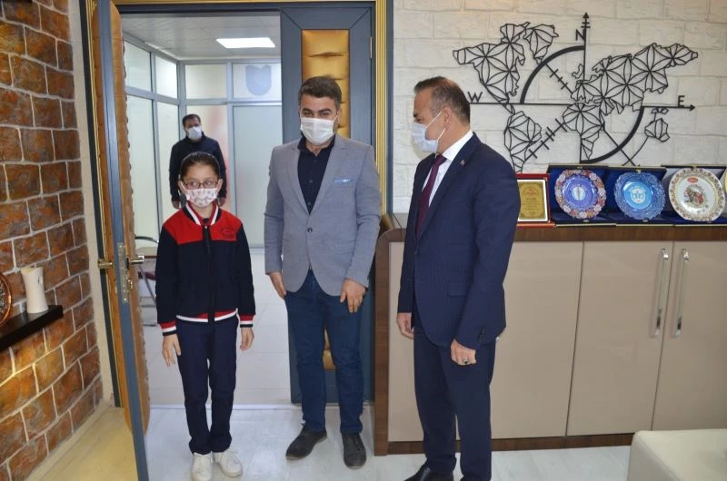 23 Nisanda başkan koltuğuna oturdu okulun eksiklerini tamamladı
