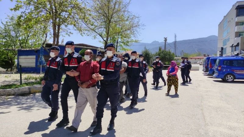 Sahipleri içerdeyken evin kapısını çalan hırsız ve ortağı tutuklandı
