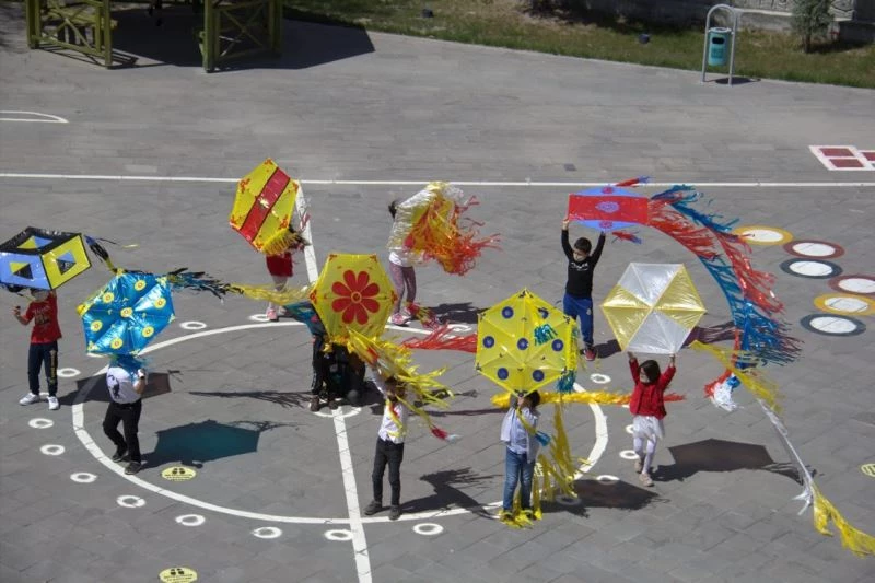 Kahtalı öğrenciler kendi yaptıkları uçurtmaları uçurdu
