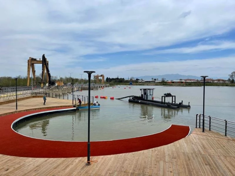 Elektrik üretimine engel olan çamurlar temizleniyor
