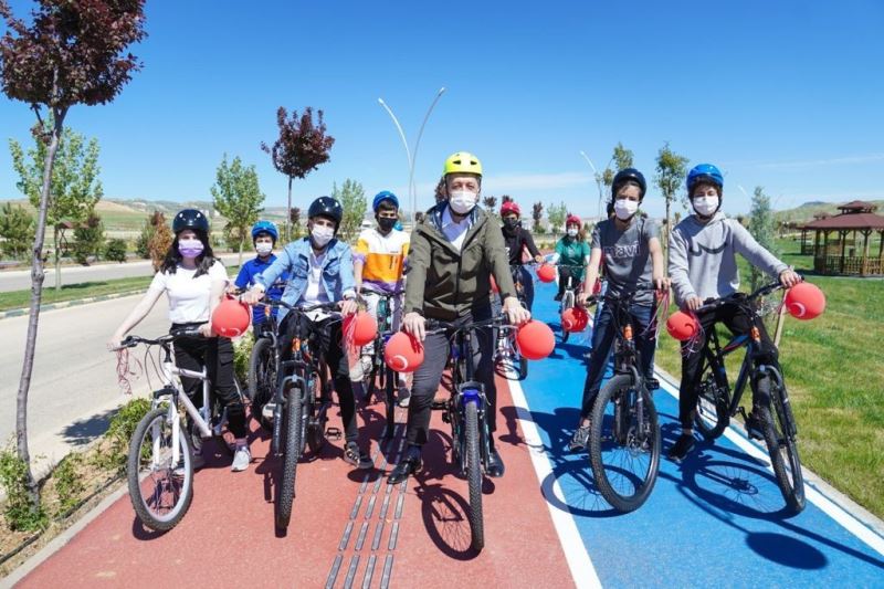 Bakan Selçuk ve çocuklar Mardin’de 23 Nisan’ı bisikletler ve uçurtmalarla kutladı
