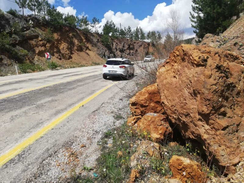 Bursa’nın dağ yöresi yolunda yağış sonrası heyelanlar meydan geldi
