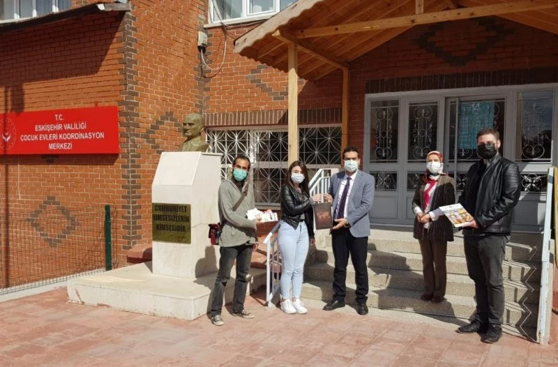 Anadolu Üniversitesi çocuk evlerindeki çocukların bayramına ortak oldu
