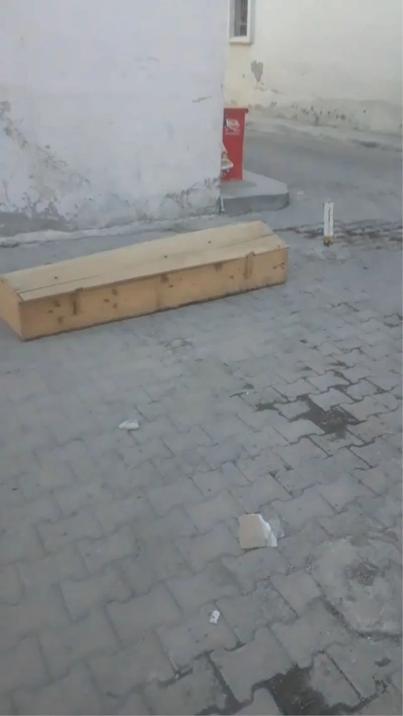 Siirt’te mahalle ortasına bırakılan boş tabut korkuttu
