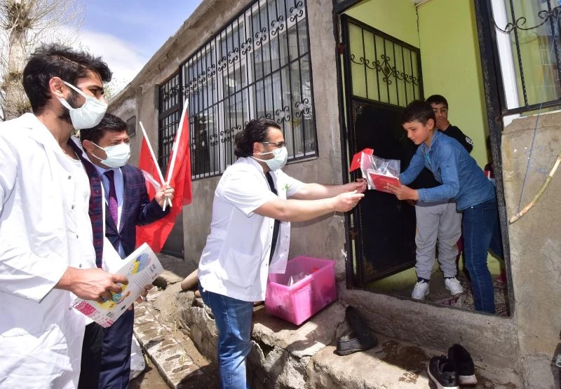 (Özel) Gönüllü doktorlardan köy çocuklarına 23 Nisan hediyesi
