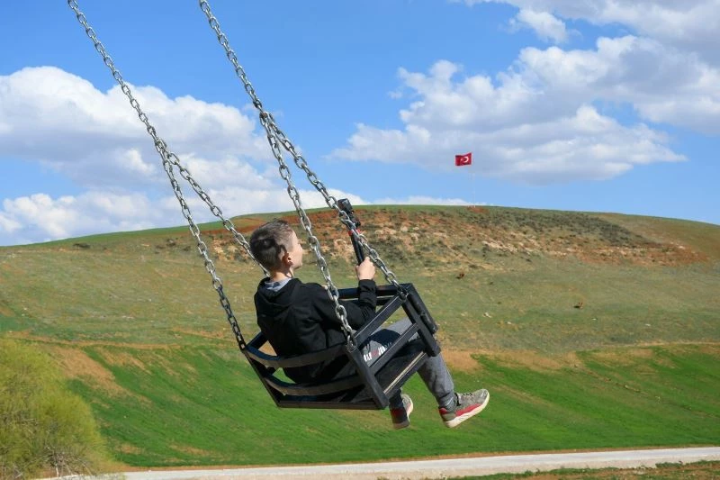 Al bayrağın gölgesinde çocuklara anlamlı hediye
