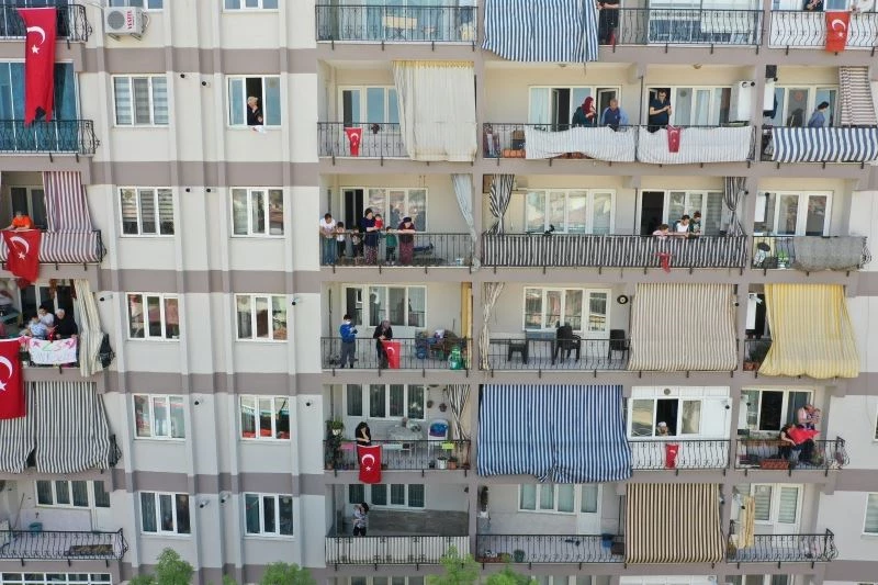 Gezici tırlarla 23 Nisan bayram coşkusu balkonlardan ve pencerelerden yaşandı
