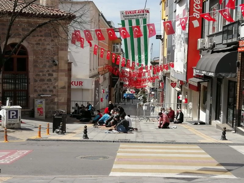 Doğu Karadeniz’de en fazla vakanın olduğu il olan Giresun’da cuma namazı böyle kılındı
