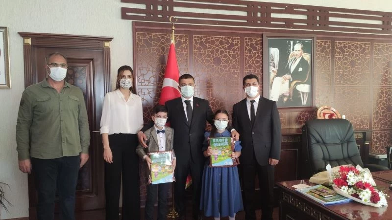 Erciş’te öğrenciler kaymakamlık makamına oturdu
