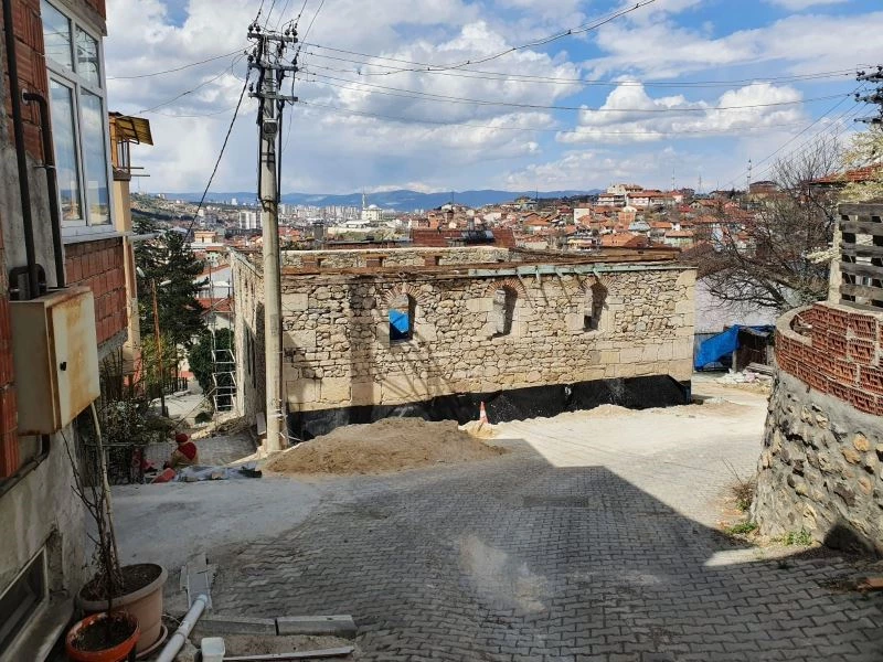 Cami restorasyonunda çatıdan çıkan 50 adet hat levha sokağa atıldı
