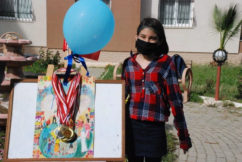 AK Parti’nin 23 Nisan logosu Simay’dan
