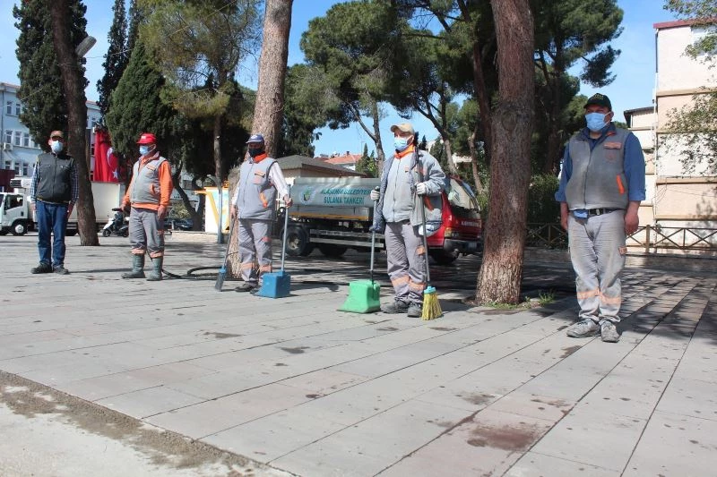 Temizliği bırakıp saygı duruşuna geçtiler
