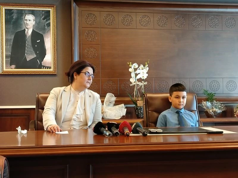 Bakan Yanık, 23 Nisan’da koltuğunu çocuk evinde kalan Azad’a devretti
