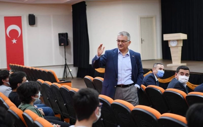 Vali Ersin Yazıcı: “Sevmediğiniz bir meslek seçip mutsuz olmayın”
