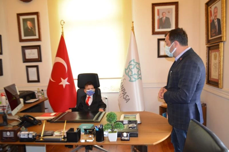 Temsili olarak koltuğa geçen çocuk, başkandan 2 şey istedi
