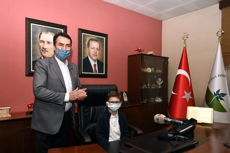 Başkan Dündar, koltuğu çocuklara devretti
