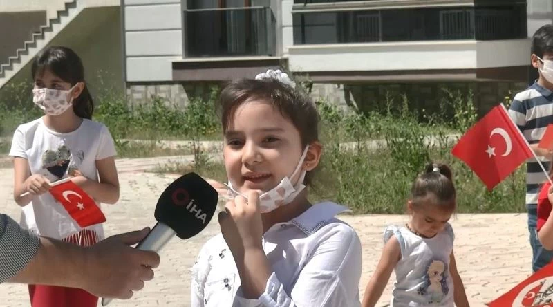 23 Nisan’ı balkonlarda kutladılar
