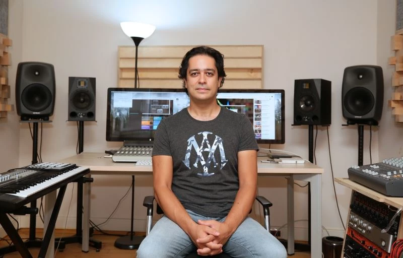 Karantinada kalanlardan esinlendi, ‘İzolasyon Müziği’ besteledi
