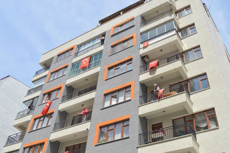 Eskişehirliler balkon ve pencerelerini bayraklarla donattı
