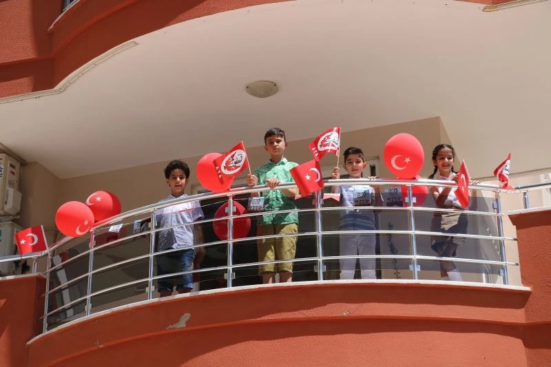 Alanya’da 23 Nisan bahçelerde ve balkonlarda kutlandı

