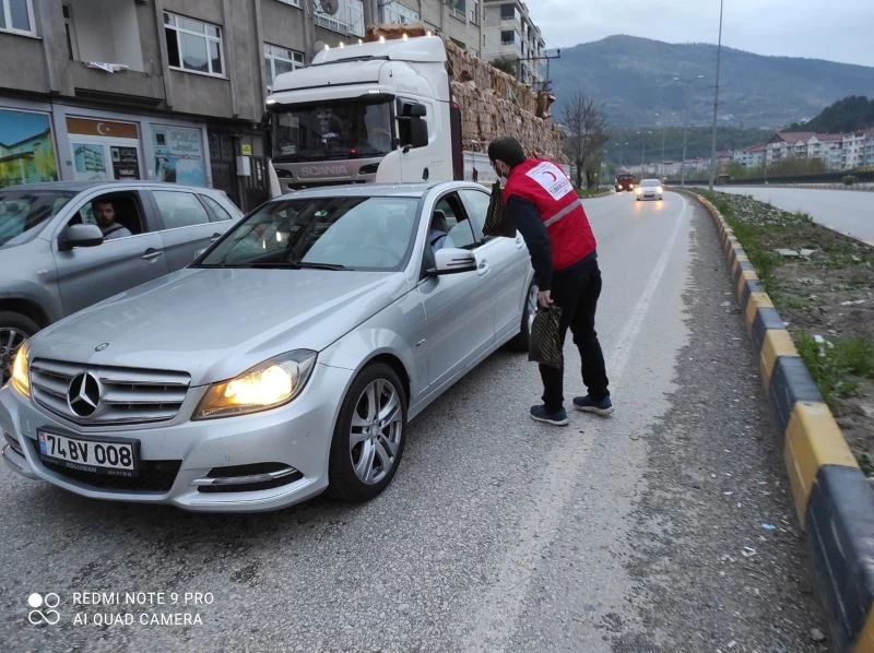 Kızılay Temsilciliği sürücülere iftarlık ikramında bulundu

