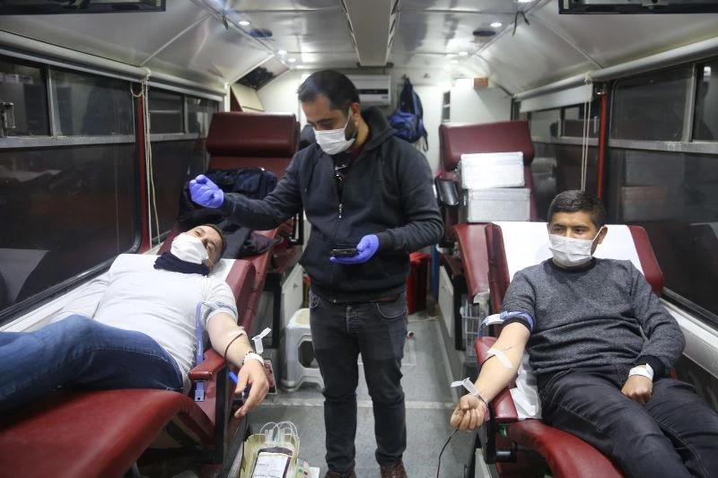 İhsaniye’de iftarını açan kan bağışı için Kızılay’ın yolunu tuttu
