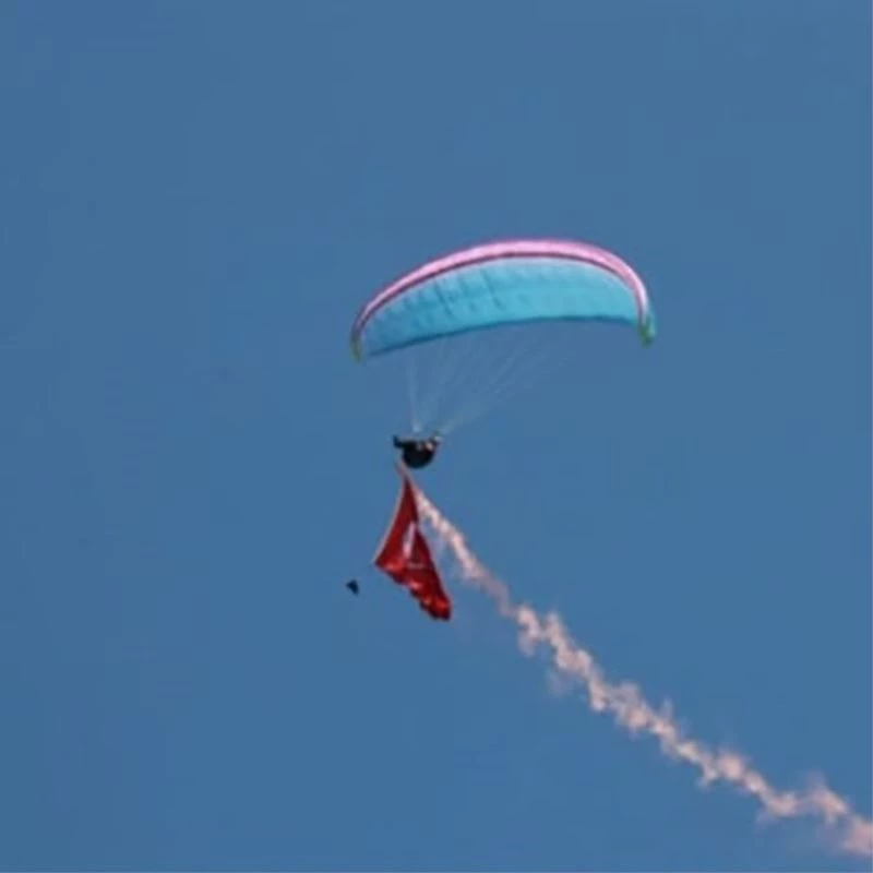 Yamaç paraşütü pilotundan havada 23 Nisan kutlaması
