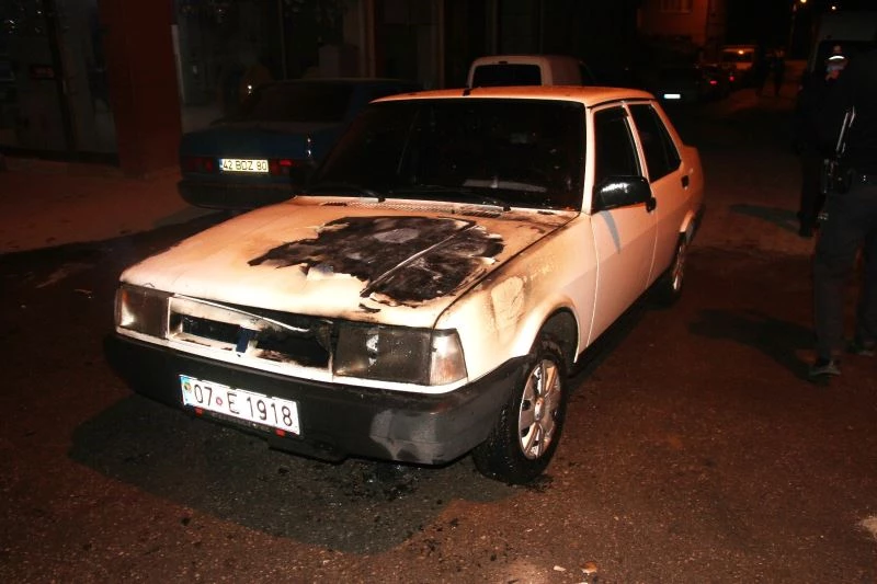 Alevlerin yükseldiği otomobildeki yangını itfaiye söndürdü
