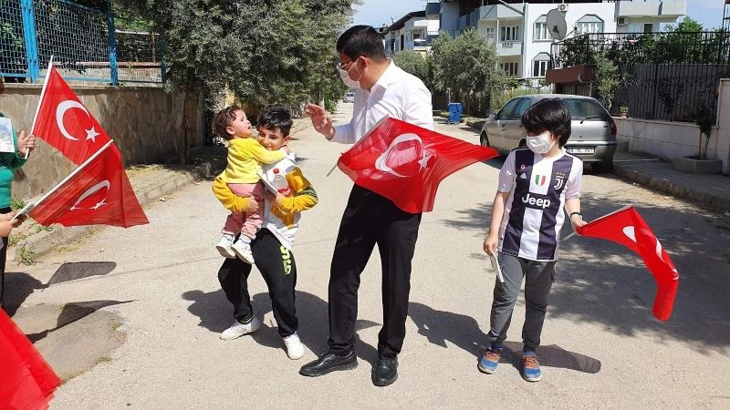 Başkan Özcan, çocuklara Nutuk ve bayrak hediye etti
