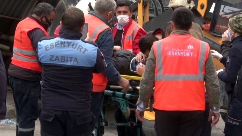 Kamyonda sıkışan arkadaşını teselli için elini tutup, alnından öptü
