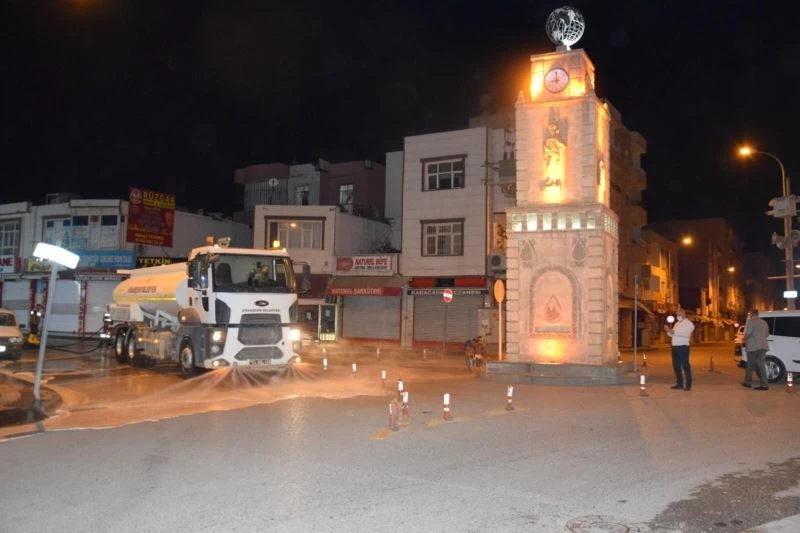 Viranşehir’de caddeler köpüklü su ile yıkandı
