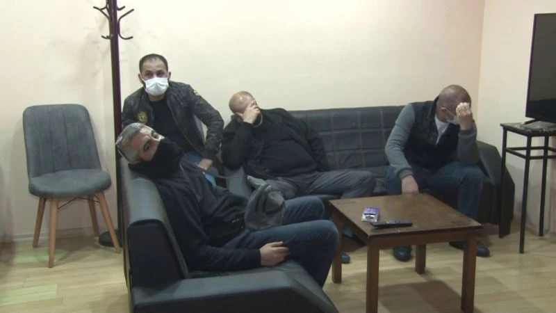 (ÖZEL) Ataşehir’de kısıtlamayı delerek kumar oynayan şahıslardan pes dedirten savunma: 