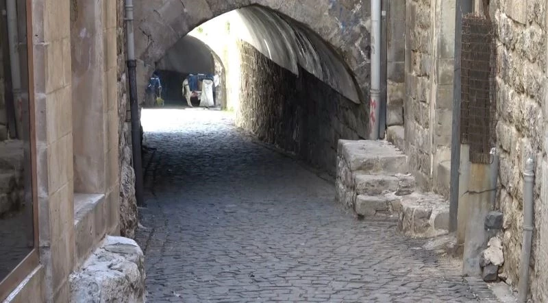 Mardin’de vatandaşların kısıtlamalara uymasıyla kentte sessizlik hakim oldu
