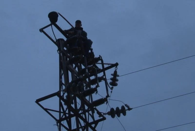 İftar öncesi elektrik direğine çıktı: Yaklaşık 2 saat süren ikna çabalarının ardından direkten indi
