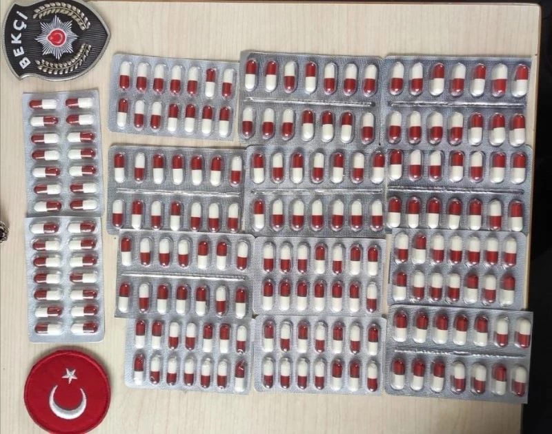 İzmir’de bekçilerin şüphesi yüzlerce sentetik hapı ortaya çıkardı

