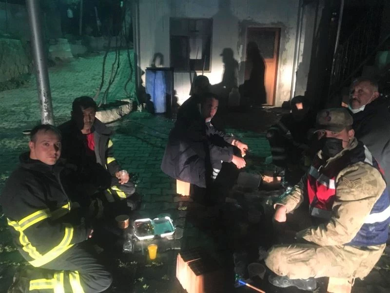 Yangını söndürüp oruçlarını açtılar
