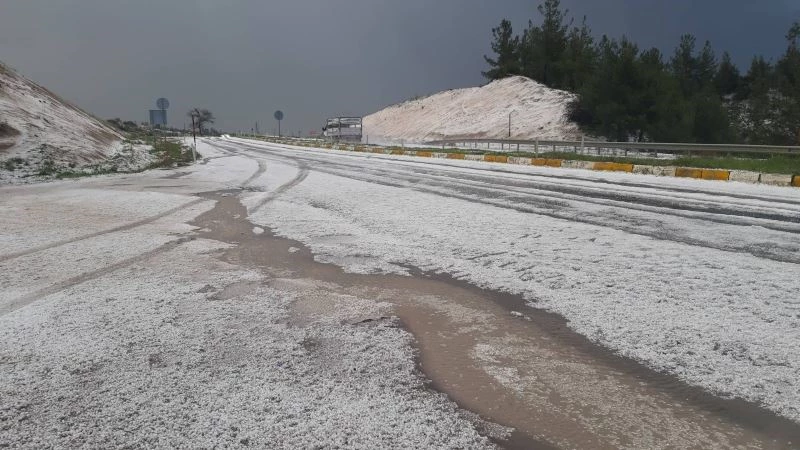 6 dakika devam eden dolu kenti beyaz örtüye büründürdü
