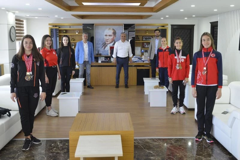 Ümit Uysal, şampiyon cimnastikçileri kutladı
