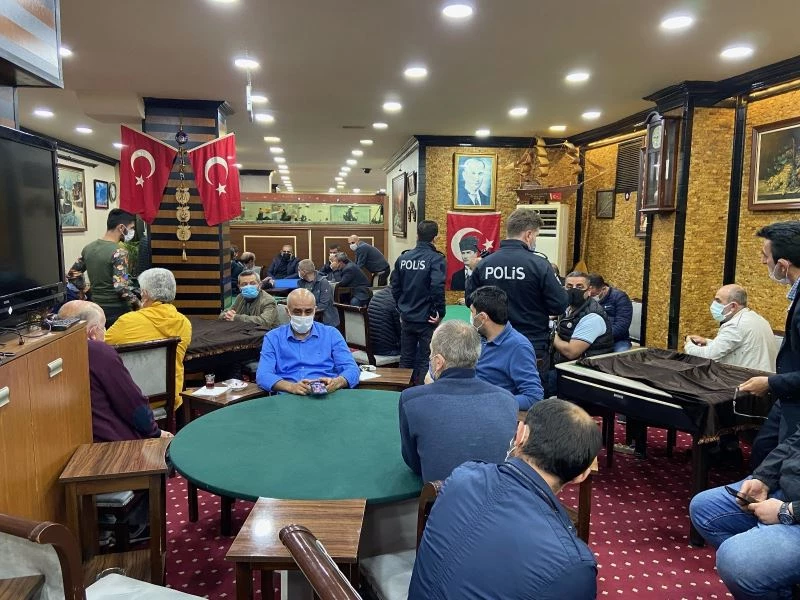 Karantinada olması gerekirken okey masasında yakalandı
