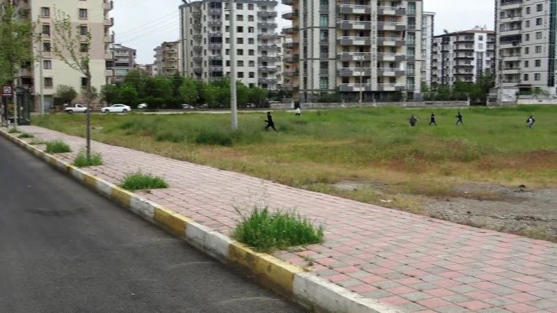 Kısıtlamayı delen gençler siren sesini duyunca arkalarına bile bakmadan kaçtı
