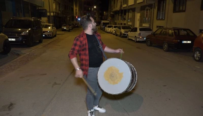 Bursa’da ramazan davulcusundan mahalleliye resital
