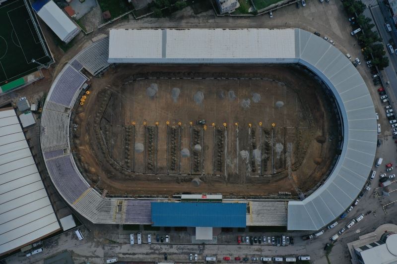Gebze Stadı’nın zeminine drenaj hattı döşeniyor
