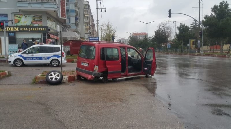 Kısıtlama saatinde 2 araç kavşakta bir birine girdi
