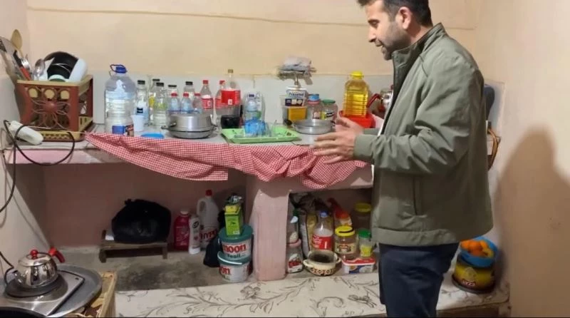 Evlerinin tavanı çökmeye başlayan iki kardeş hayırseverlerden destek bekliyor
