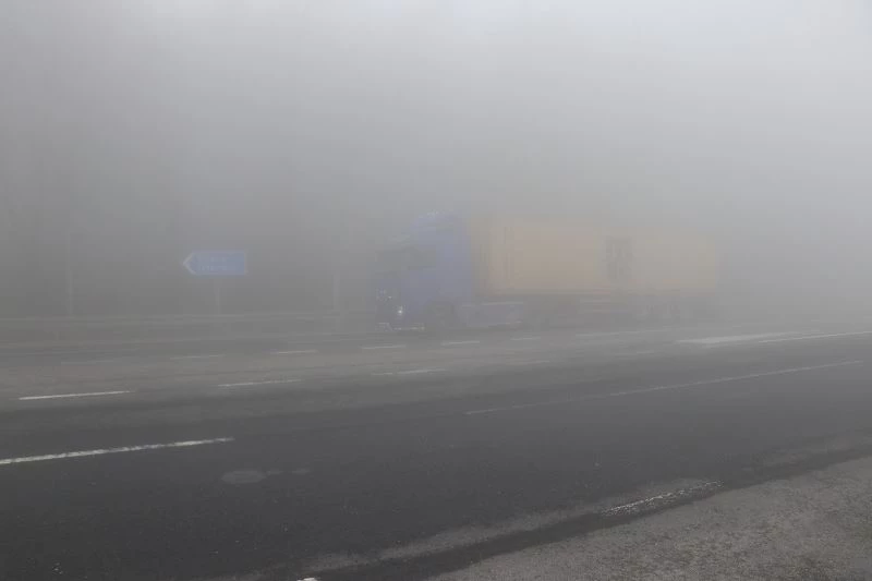 Bolu Dağı’nda sis görüş mesafesini 5 metreye düşürdü
