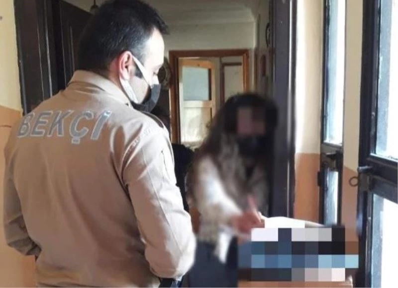 Karantina süresi bitmeden arkadaşlarıyla dışarı çıkan kadın bekçilere yakalandı
