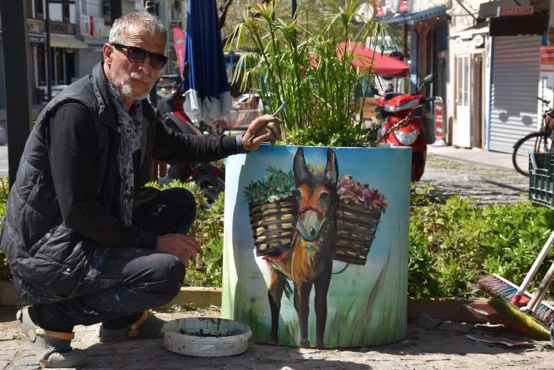 Kanseri yendi, sokaklarda fırçasını konuşturdu
