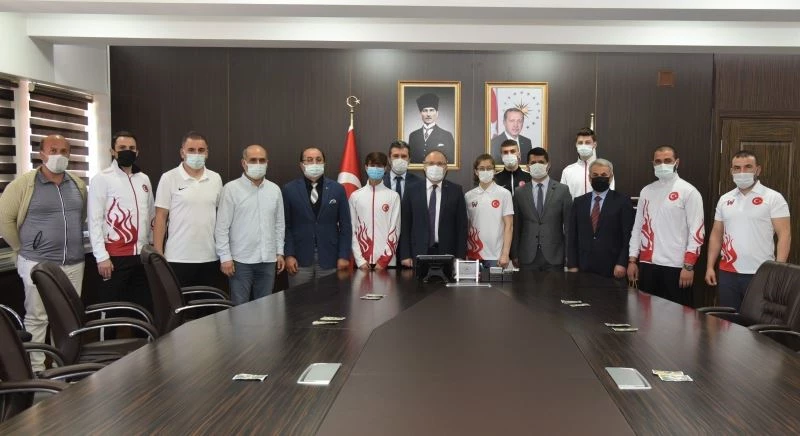 Uluslararası müsabakalarda derece elde eden sporculardan Vali’ye ziyaret
